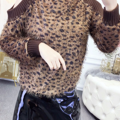 Χνουδωτό γυναικείο πουλόβερ με γυμνούς ώμους και εκτύπωση 