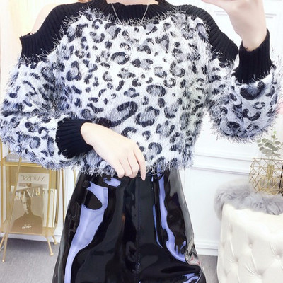 Χνουδωτό γυναικείο πουλόβερ με γυμνούς ώμους και εκτύπωση 