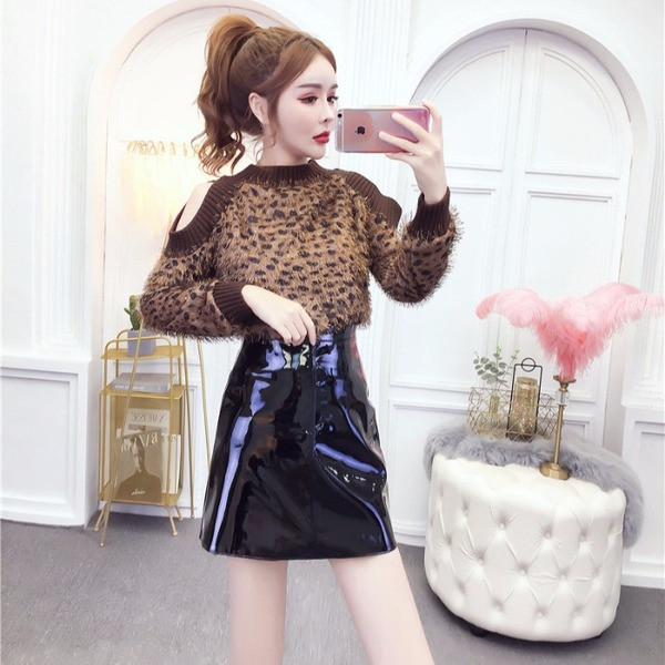 Χνουδωτό γυναικείο πουλόβερ με γυμνούς ώμους και εκτύπωση 