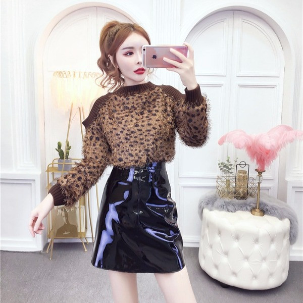 Χνουδωτό γυναικείο πουλόβερ με γυμνούς ώμους και εκτύπωση 