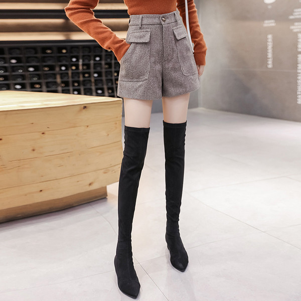 Нов модел дамски къси панталони с джобове в черен и кафяв цвят