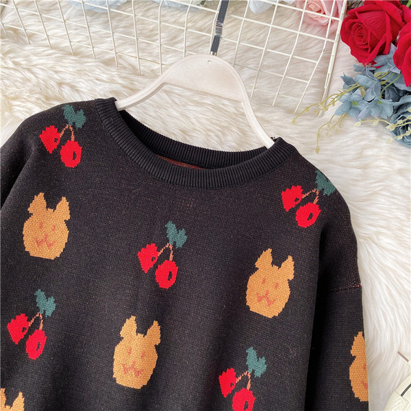 Νέο μοντέλο γυναικείο πουλόβερ με ωοειδές λαιμό και εφαρμογή σε λευκό και μαύρο χρώμα