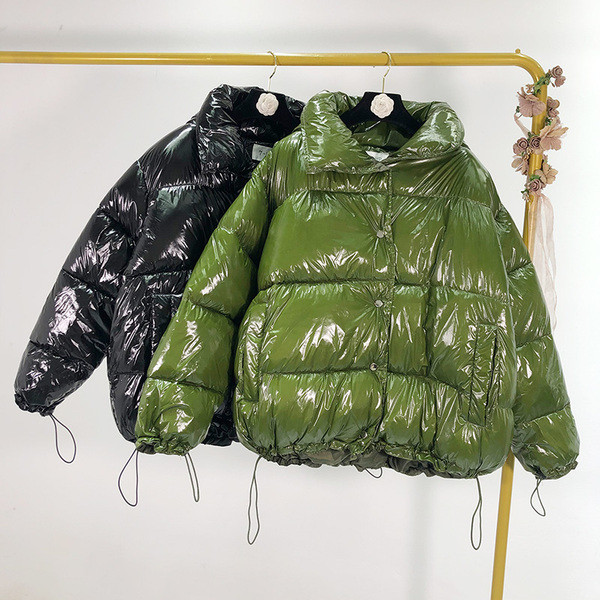 Geaca scurta de iarna cu nasturi si cravate in verde si negru cu efect stralucitor