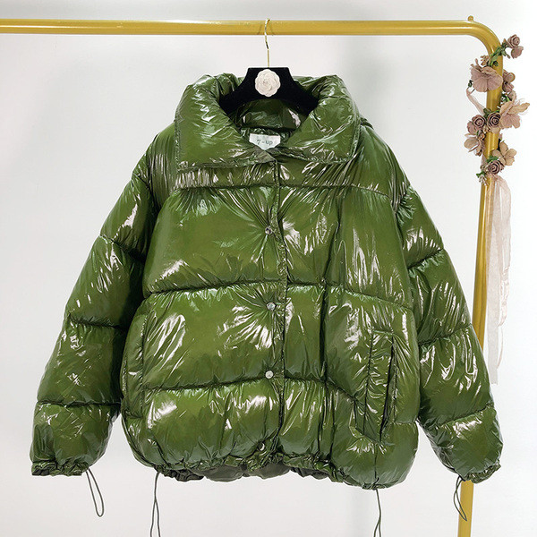 Geaca scurta de iarna cu nasturi si cravate in verde si negru cu efect stralucitor