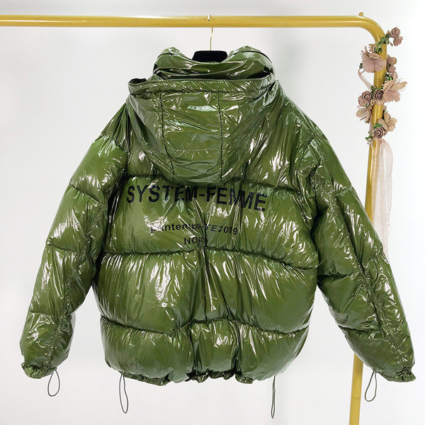 Geaca scurta de iarna cu nasturi si cravate in verde si negru cu efect stralucitor