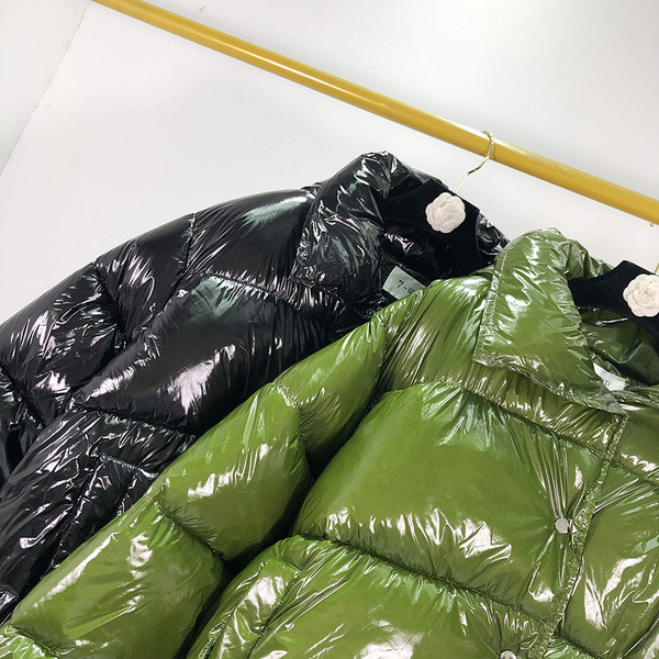 Geaca scurta de iarna cu nasturi si cravate in verde si negru cu efect stralucitor