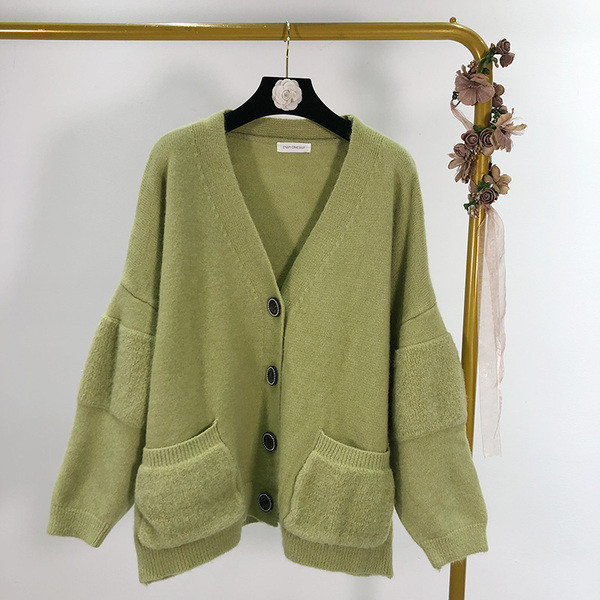 Hosszú zöld színű kardigán gombokkal és lefelé