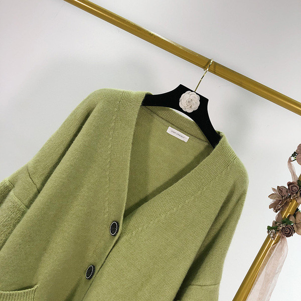 Hosszú zöld színű kardigán gombokkal és lefelé