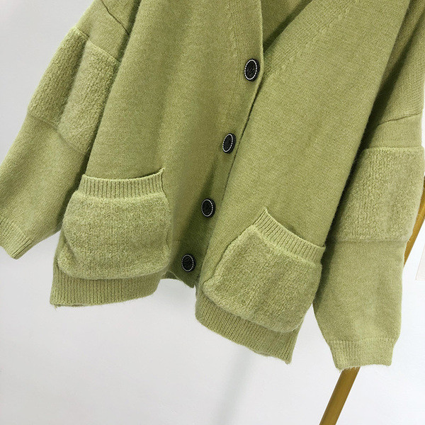 Hosszú zöld színű kardigán gombokkal és lefelé