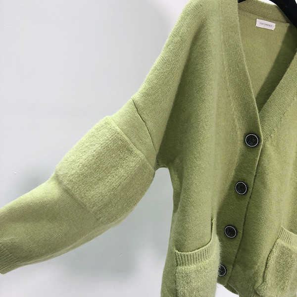 Hosszú zöld színű kardigán gombokkal és lefelé