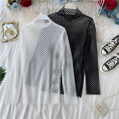 Μοντέρνα γυναικεία μπλούζα με ψηλό γιακά σε λευκό και μαύρο χρώμα