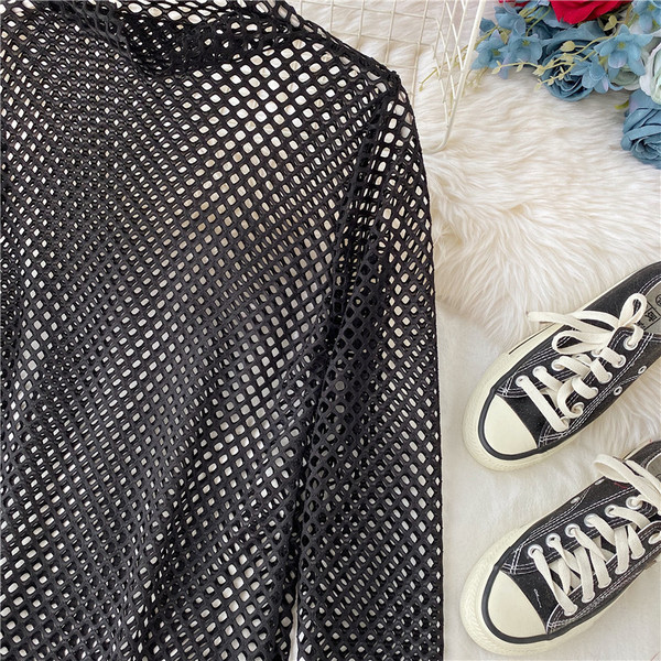 Μοντέρνα γυναικεία μπλούζα με ψηλό γιακά σε λευκό και μαύρο χρώμα