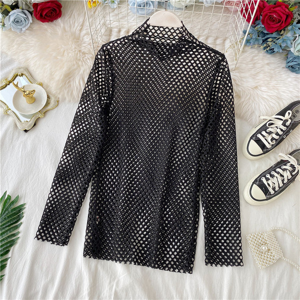 Μοντέρνα γυναικεία μπλούζα με ψηλό γιακά σε λευκό και μαύρο χρώμα