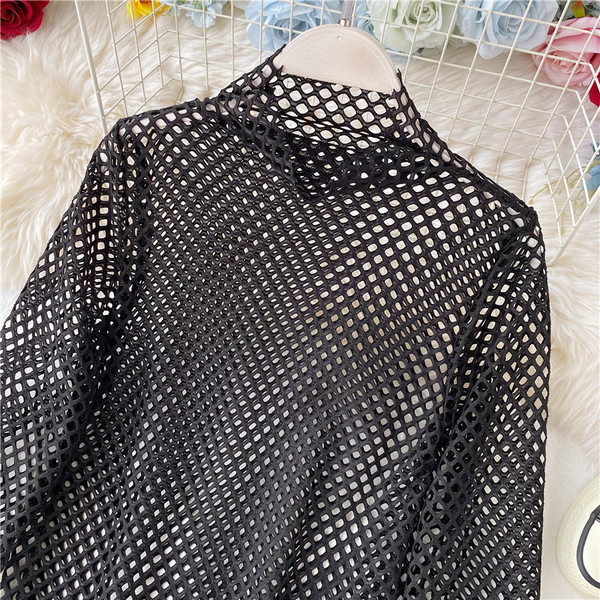 Μοντέρνα γυναικεία μπλούζα με ψηλό γιακά σε λευκό και μαύρο χρώμα