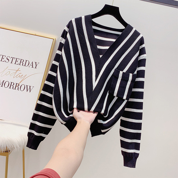 Μοντέρνο γυναικείο ριγέ πουλόβερ με δαντέλα και τσέπη σε δύο χρώματα