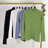 Pulover subțire de damă cu boruri înalte în verde, albastru, alb și negru