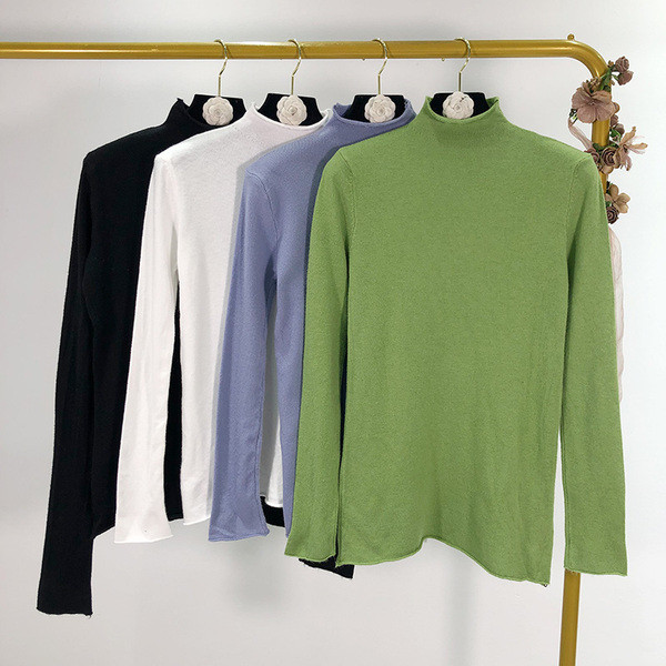 Pulover subțire de damă cu boruri înalte în verde, albastru, alb și negru