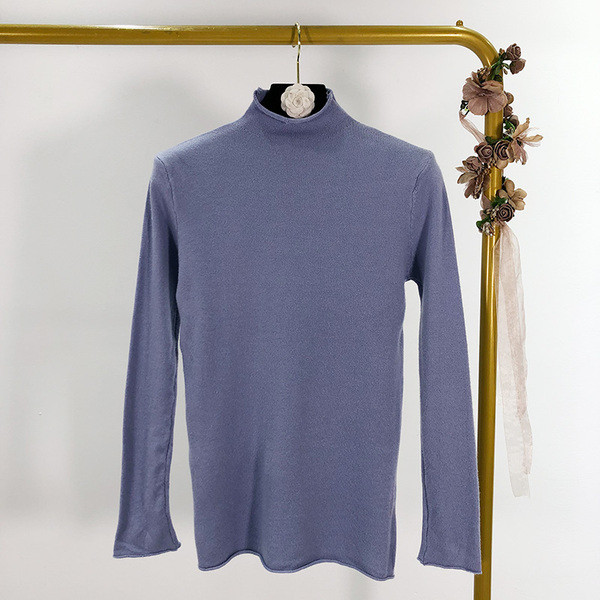 Pulover subțire de damă cu boruri înalte în verde, albastru, alb și negru