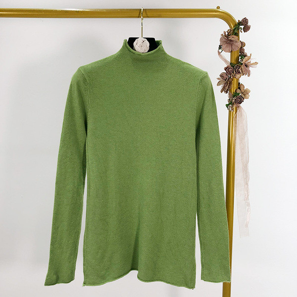 Pulover subțire de damă cu boruri înalte în verde, albastru, alb și negru