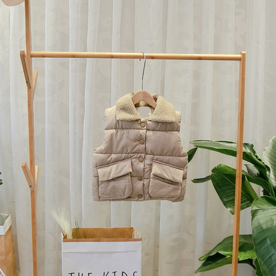 Μοντέρνο παιδικό γιλέκο με τσέπες και κουμπιά σε καφέ και μπεζ χρώμα