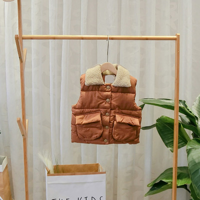Μοντέρνο παιδικό γιλέκο με τσέπες και κουμπιά σε καφέ και μπεζ χρώμα