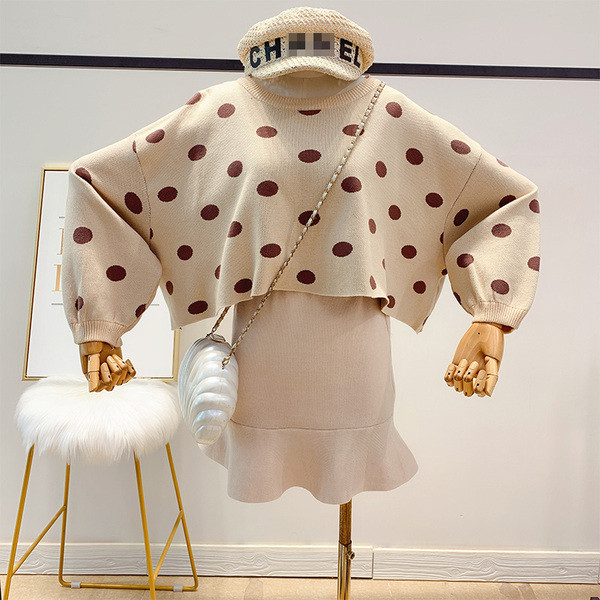 Széles női pöttyös pulóver kerek nyakkivágással, három színben