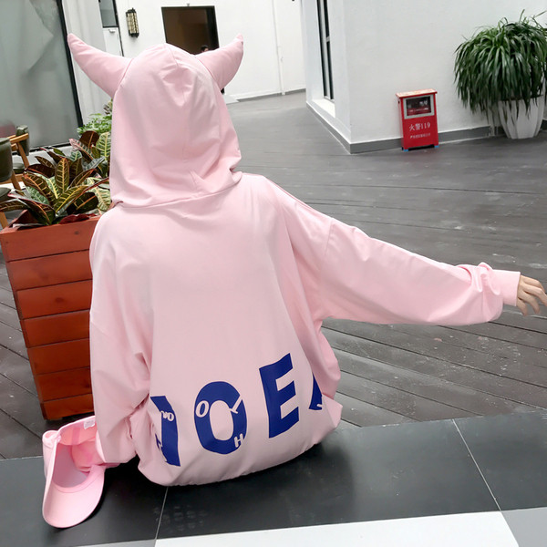 Alkalmi női blúz kapucnival és 3D elemmel