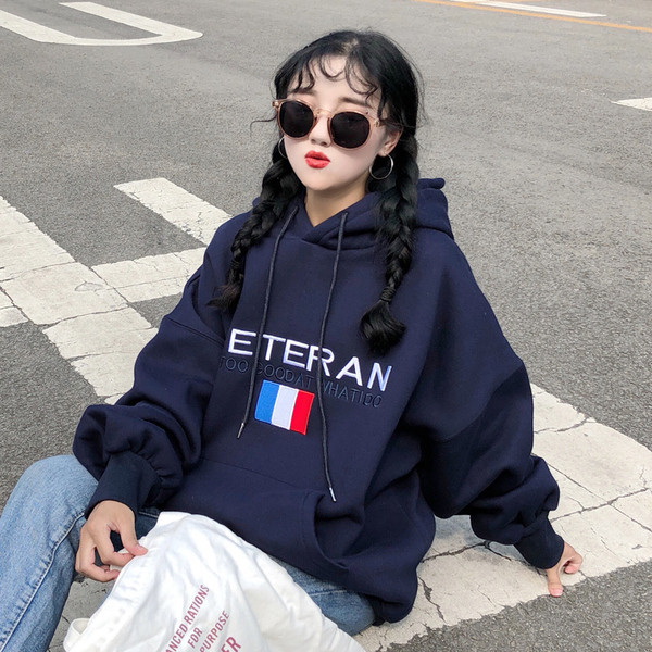 Több színben zsebes női sportpulóver