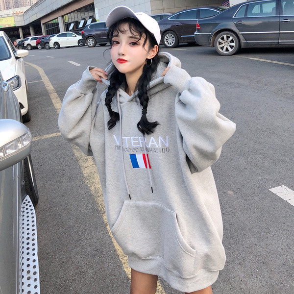 Több színben zsebes női sportpulóver