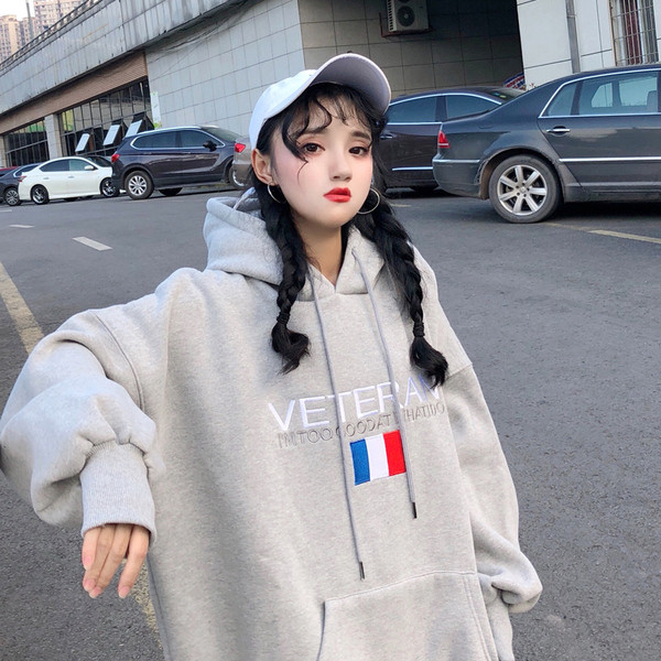 Több színben zsebes női sportpulóver