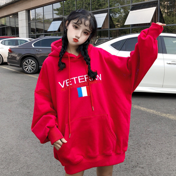 Több színben zsebes női sportpulóver