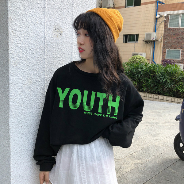 Női blúz színes felirattal, kerek nyakkivágással