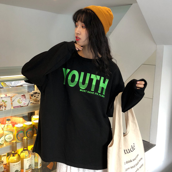 Női blúz színes felirattal, kerek nyakkivágással