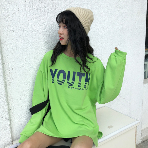 Női blúz színes felirattal, kerek nyakkivágással