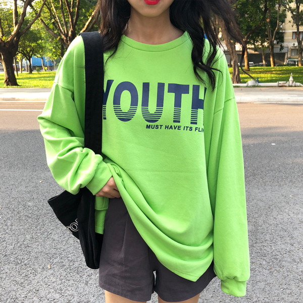 Női blúz színes felirattal, kerek nyakkivágással