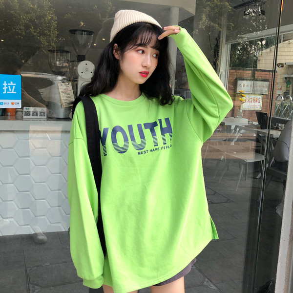 Női blúz színes felirattal, kerek nyakkivágással