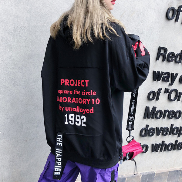 Bluză de damă sport-casual cu inscripție colorată