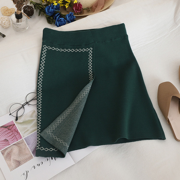 Modern női szett pulóverrel és magas derekú szoknyával