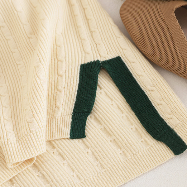 Modern női szett pulóverrel és magas derekú szoknyával