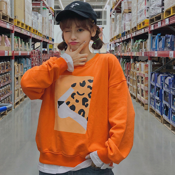 Bluză de damă modernă cu aplicație și decolteu rotund