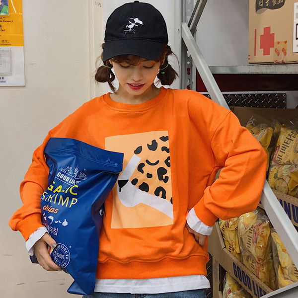 Bluză de damă modernă cu aplicație și decolteu rotund