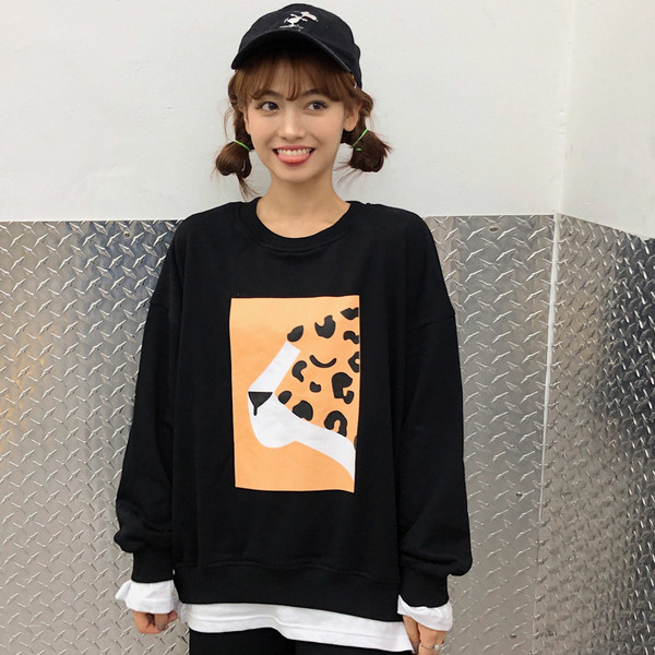 Bluză de damă modernă cu aplicație și decolteu rotund