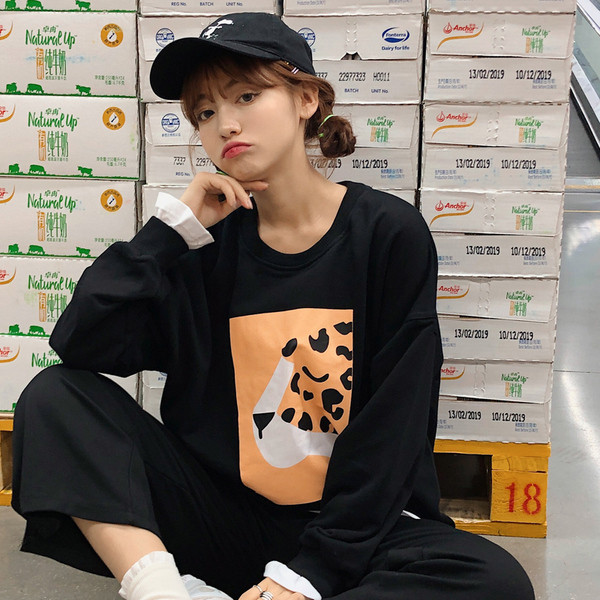 Bluză de damă modernă cu aplicație și decolteu rotund