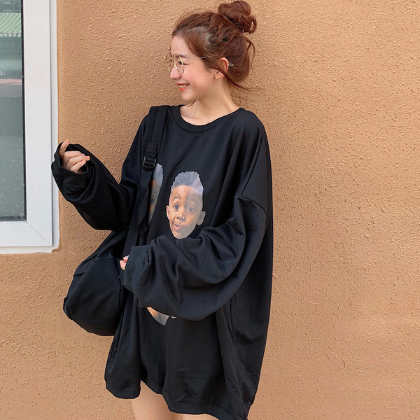 Μοντέρνα γυναικεία μπλούζα με εφαρμογή - μακρύ και φαρδύ μοντέλο