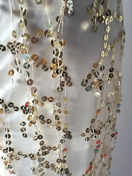 ÚJ modell hosszú elegáns női ruha mély nyakkivágással, arany színű flitterekkel