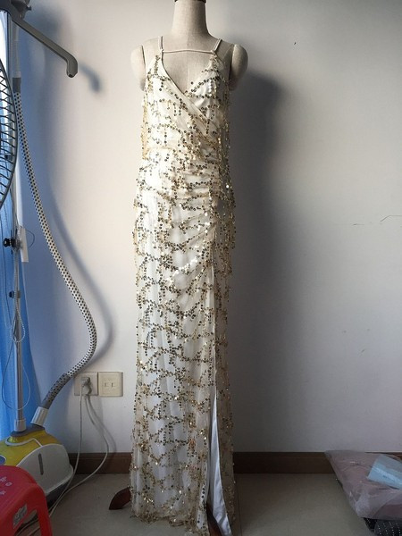 ÚJ modell hosszú elegáns női ruha mély nyakkivágással, arany színű flitterekkel