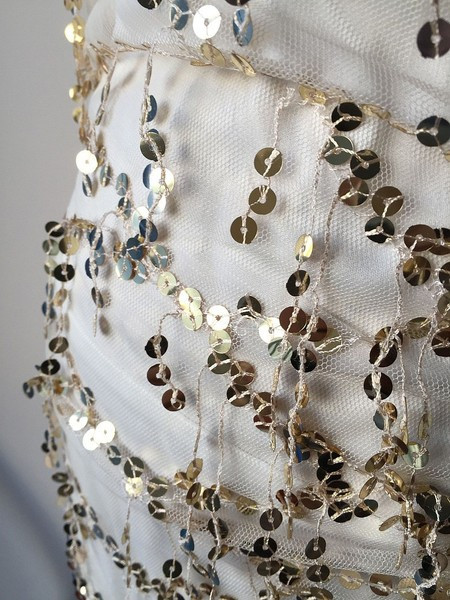 ÚJ modell hosszú elegáns női ruha mély nyakkivágással, arany színű flitterekkel