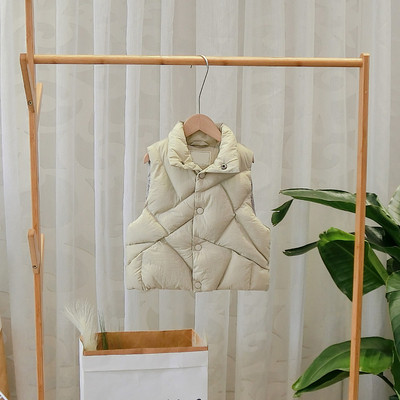 Νέο μοντέλο γυναικείο γιλέκο με κουμπιά σε μπεζ και μαύρο χρώμα