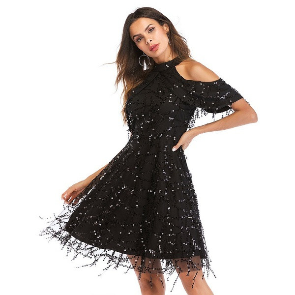 Rochie scurtă de damă modernă cu umerii goi și paiete în negru