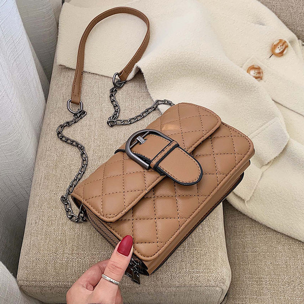 Stílusos női táska csattal több színben